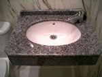 Encimera de baño de granito Labrador Claro. Mármoles Feymar