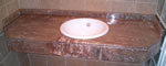 Encimera de baño de mármol Verde con lavabo de mármol Travertino Rojo. Mármoles Feymar